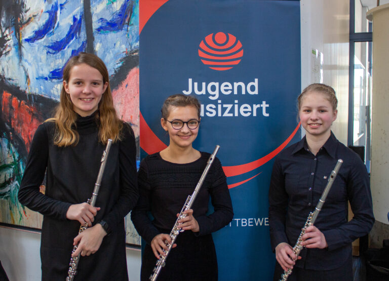 Esther Wedel, Nicole Jüngling und Luise von Hinüber beim Regionalwettbewerb "Jugend musiziert" 2023 in Heek
