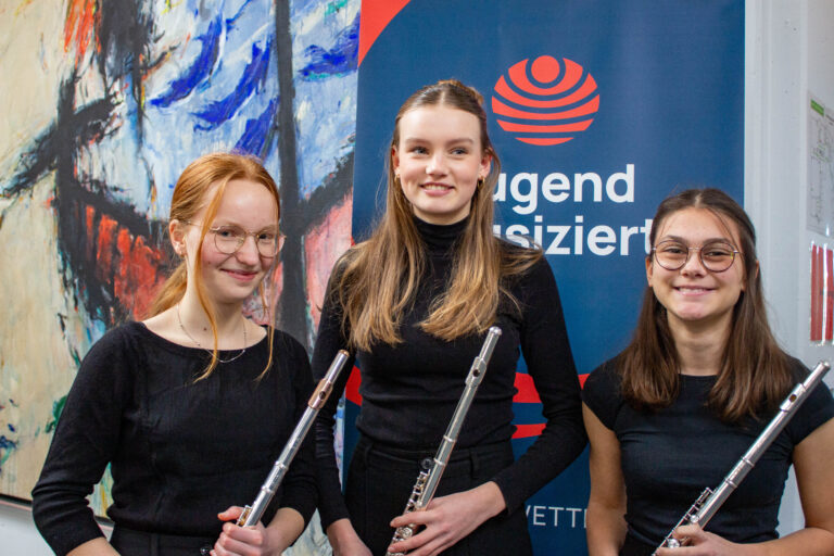 Christina Fipper, Paula Flacke und Alona Heitkamp beim Regionalwettbewerb "Jugend musiziert" 2023 in Heek