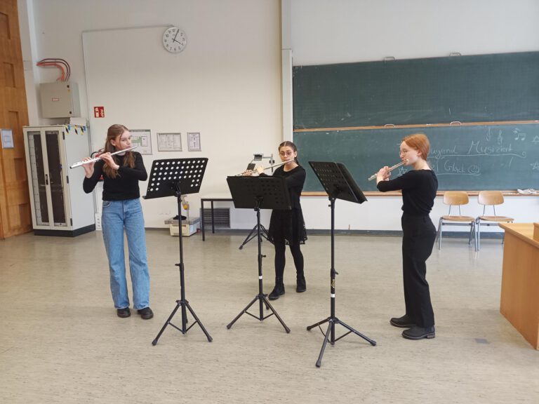 "Das mozartastische Flötentrio" beim Akustiktest am Wertungsort des Landeswettbewerbs in Münster